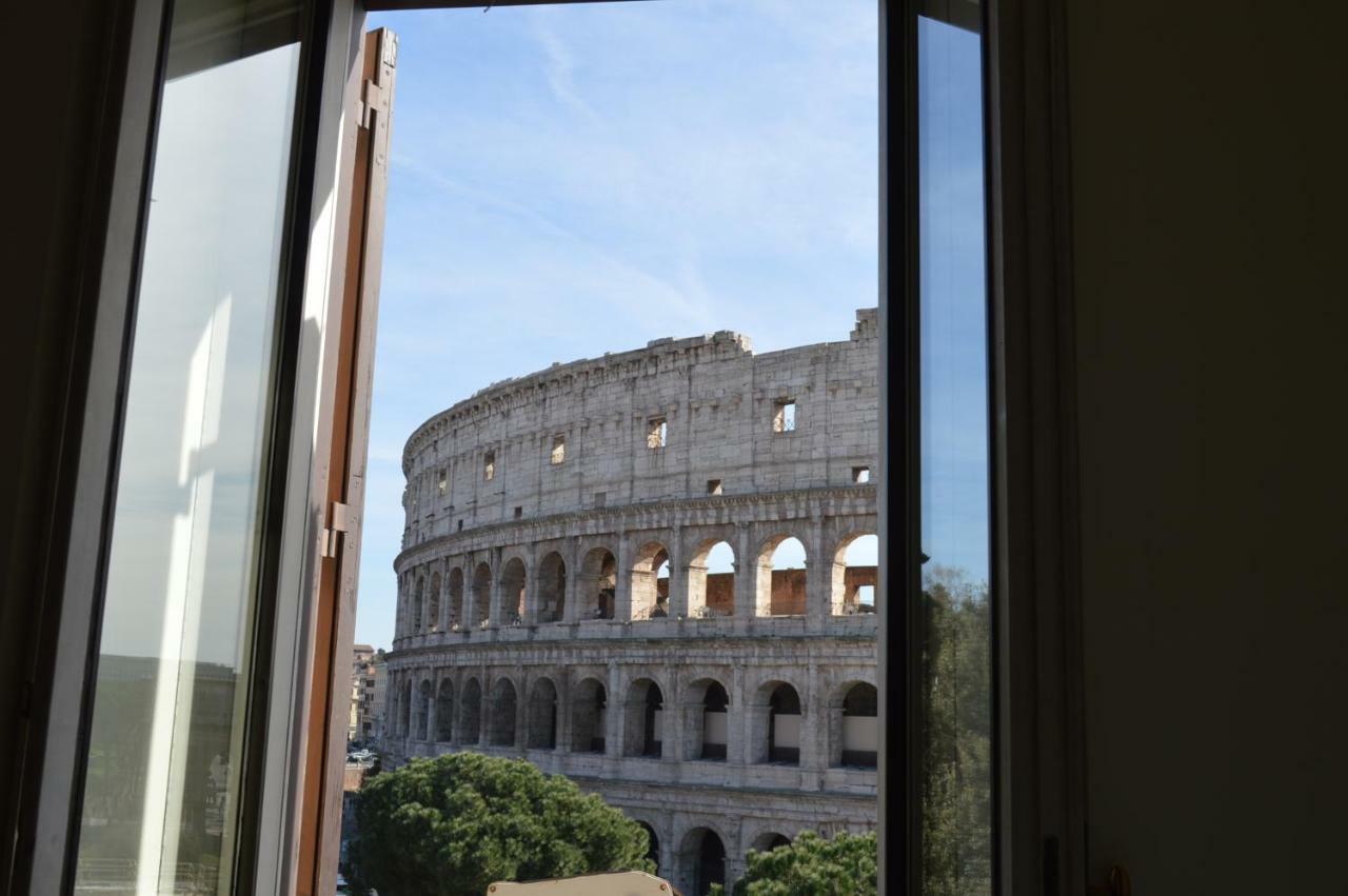 Jacuzzi In Front Of The Colosseum Apartment Rome Exterior photo