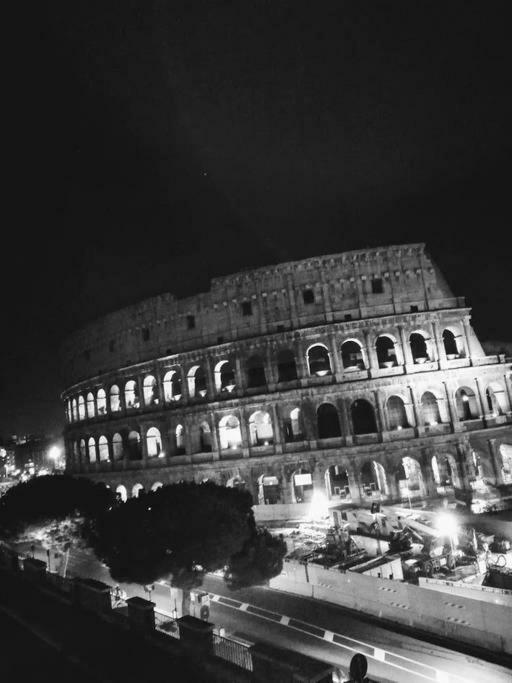 Jacuzzi In Front Of The Colosseum Rome Exterior photo