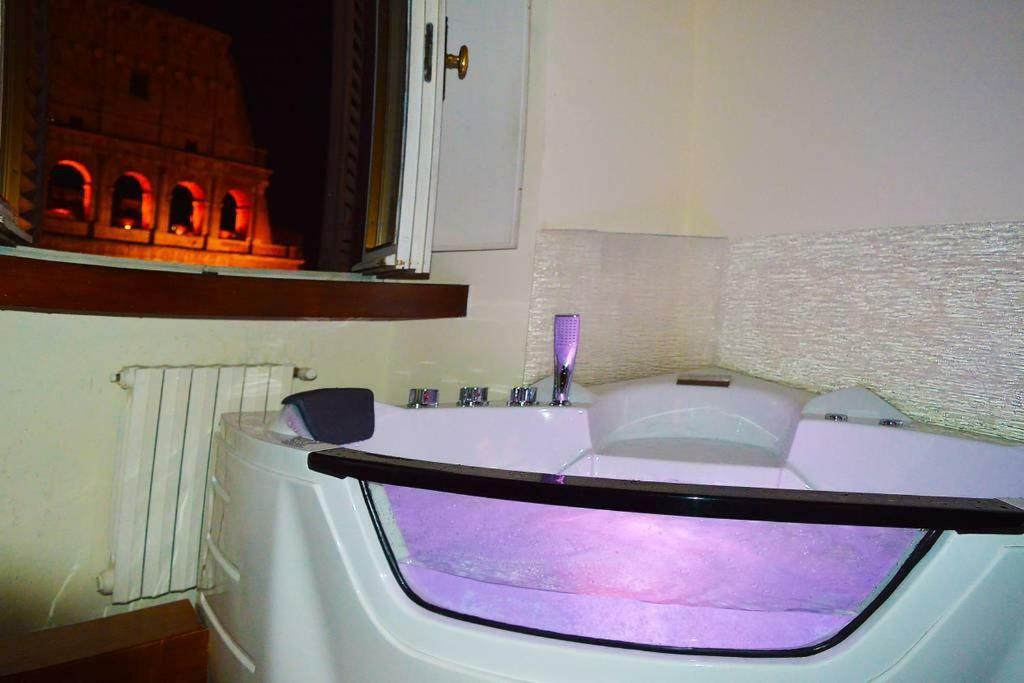 Jacuzzi In Front Of The Colosseum Apartment Rome Exterior photo